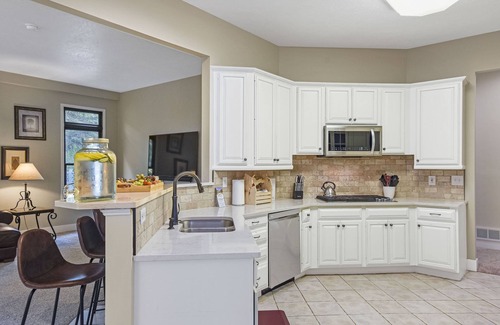 Battle Creek House | ★ Family FUN HotTub FirePit Game Room Movie Theater & more!