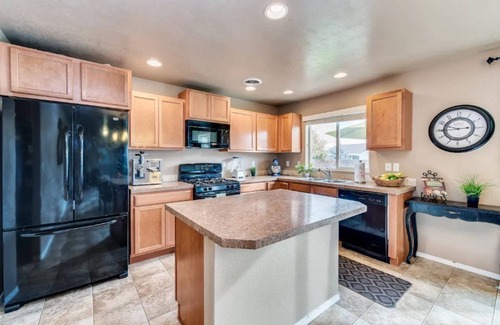 Nampa House | Family Fun House - sauna, tanning bed, trampoline, Foosball, disc golf and more!