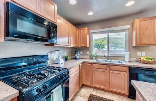 Nampa House | Family Fun House - sauna, tanning bed, trampoline, Foosball, disc golf and more!