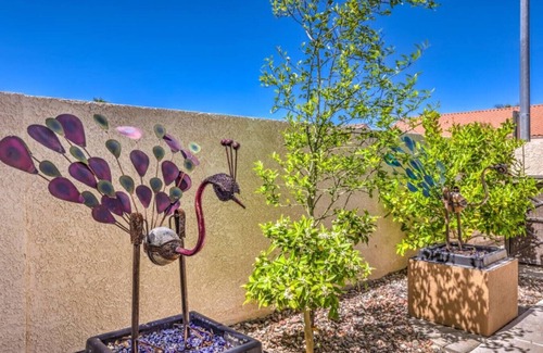 River Mountain Apartment | Family Fun! Jacuzzi, Arcade, Ebikes, King Bed