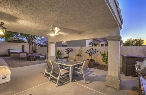 River Mountain Apartment | Family Fun! Jacuzzi, Arcade, Ebikes, King Bed