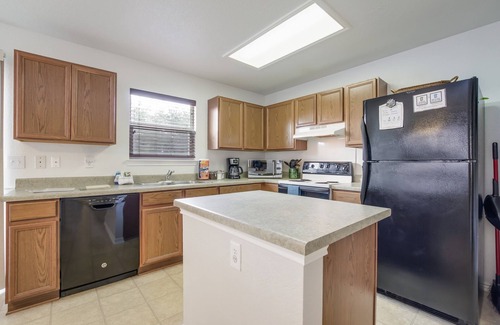 West San Antonio House | Family Fun! Kid Friendly! Patio, BBQ, Next Door to Park, 1 mile to Sea World!