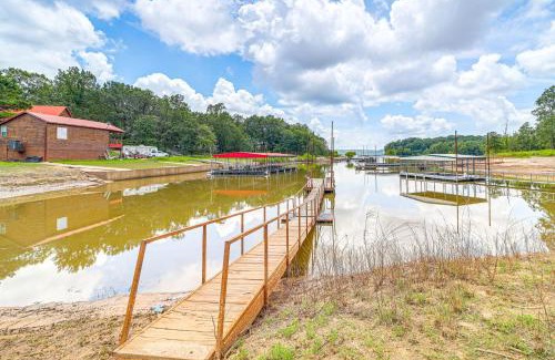 Hoyt House | Family Fun! Lake Eufaula Home with Wraparound Deck