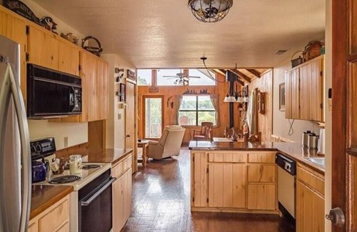Morgan House | Family Fun, Large Deck, King Bed, Firepit, Serene, Lake Close by, Activities