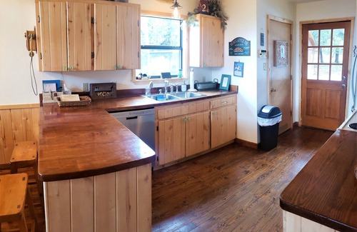 Morgan House | Family Fun, Large Deck, King Bed, Firepit, Serene, Lake Close by, Activities