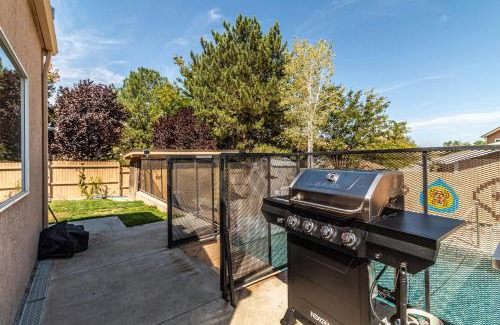 Farmington House | Family Fun, Movie Theater Games Full Kitchen Pool table Quiet Cul-de-Sac