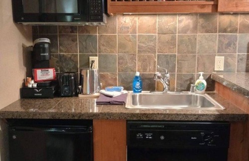 Kellogg Condo | 🏄‍♂️🥾 Family Fun * Murphy Bunkbeds * Silver Mtn 🚵❄️