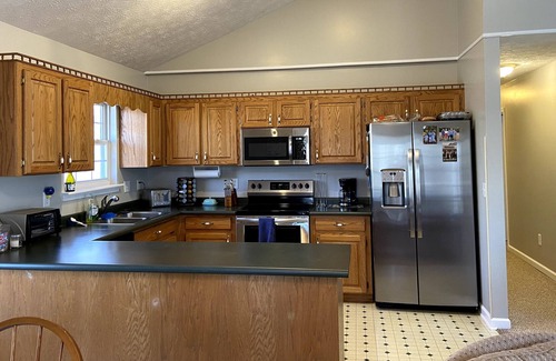 Westminster House | Family Fun on Lake Hartwell; Quiet Cove; Covered Dock; Kayaks & More