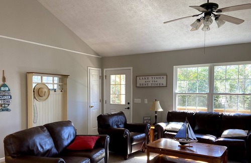 Westminster House | Family Fun on Lake Hartwell; Quiet Cove; Covered Dock; Kayaks & More