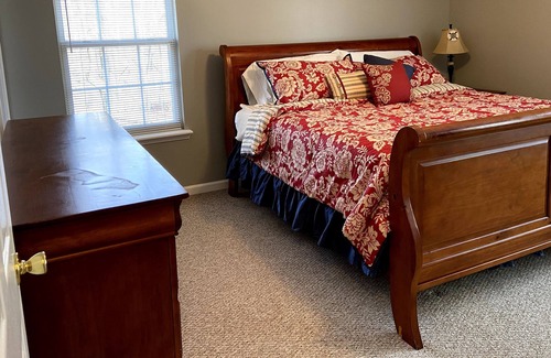 Westminster House | Family Fun on Lake Hartwell; Quiet Cove; Covered Dock; Kayaks & More