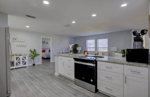 Fruitville House | Family Fun: Ping Pong, BBQ, Walk to Park Nearby