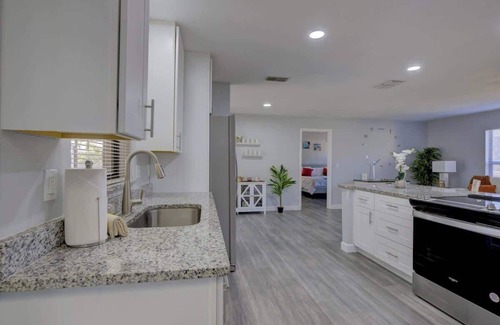 Fruitville House | Family Fun: Ping Pong, BBQ, Walk to Park Nearby