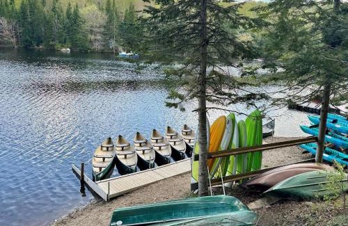 Fiddler Lake Resort Ski Chalet | Family fun private outdoor hot tub