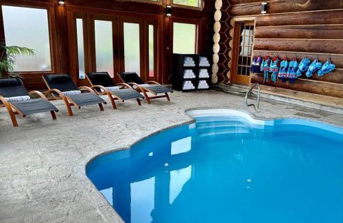 Fiddler Lake Resort Ski Chalet | Family fun private outdoor hot tub
