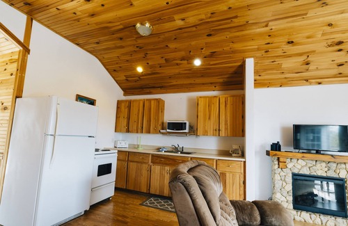 Summerside House | Family Fun Retreat: Modern 2BR Cottage near Cavendish Beach, Shops & Attractions