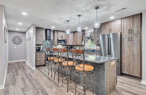 Moneta House | Family Fun Retreat - Pool, Tennis & Boat Ramp! - Village East