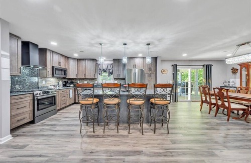 Moneta House | Family Fun Retreat - Pool, Tennis & Boat Ramp! - Village East