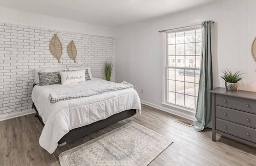Decatur House | Family Fun Sleeps 15+ w/ Arcade
