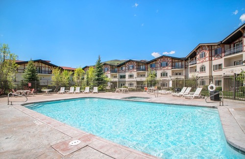 Midway Villa | Family Fun Vacation~Heated In/Out Pool, Spa Villa 2043-Q