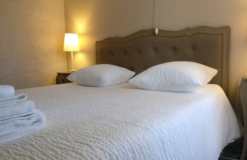 Soyaux House | Family gîte, private terrace, BBQ, sleeps 4