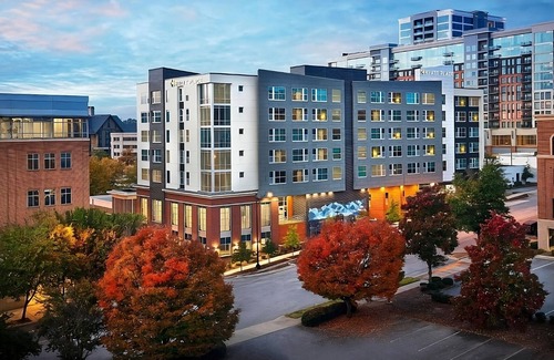 Greenville Downtown Apartment | Family Getaway! 2 Queen Beds w/Indoor Pool and Gym Access, Downtown Views!
