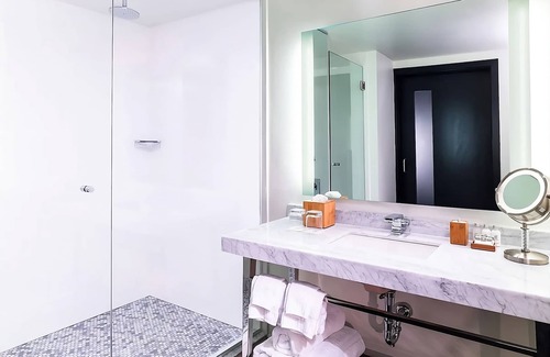 West Plaza Hotel | Family Getaway! 2 Spacious Units, Pool, Pets Allowed Near Rockhurst University!
