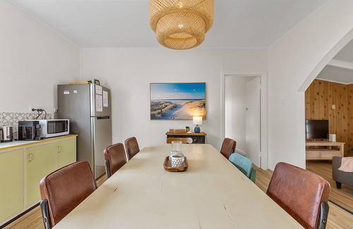 North Beach House | Family getaway - 200 metres to North Beach!