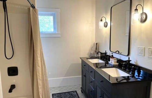 Rutland House | Family Getaway Cozy 4BDR Home