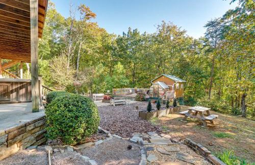 Cleveland House | Family Getaway Georgia Cabin with Outdoor Hot Tub