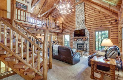 Cleveland House | Family Getaway Georgia Cabin with Outdoor Hot Tub
