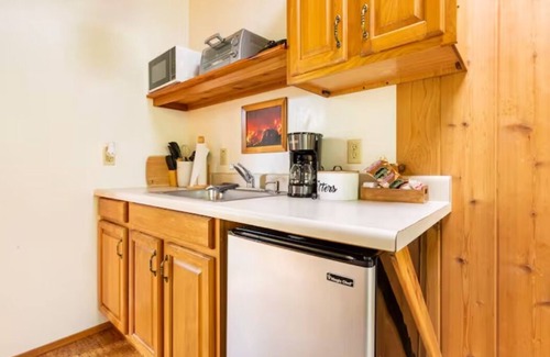 Volcano Cabin | Family Getaway in Volcano sleeps 4
