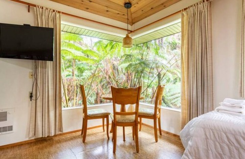 Volcano Cabin | Family Getaway in Volcano sleeps 4