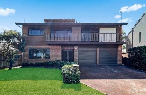 Warilla House | Family Getaway Opposite Warilla Beach