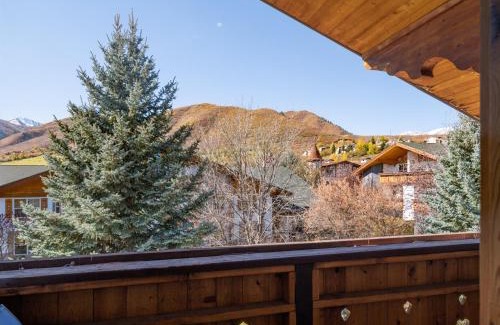 Midway House | Family Getaway-Pool, Hot Spring, Scuba & Ice Castles 727 home