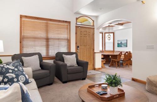 Midway House | Family Getaway-Pool, Hot Spring, Scuba & Ice Castles 727 home