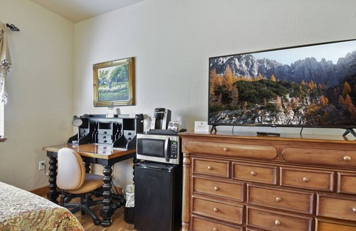 Midway Villa | Family Getaway~Pool, Hot Sprng, Scuba & Ice Castles Villa 1025