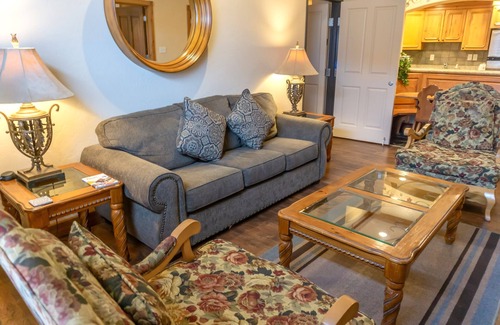 Midway Villa | Family Getaway~Pool, Hot Sprng, Scuba & Ice Castles Villa 1073-1