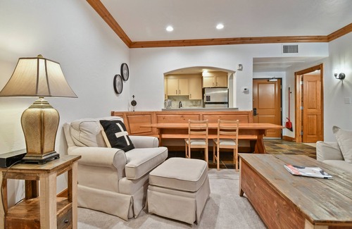 Midway Villa | Family Getaway ,Pool, Tubing, Skiing, & Ice Castles Villa 1002