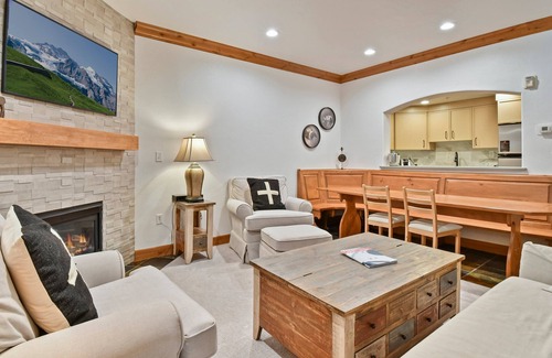 Midway Villa | Family Getaway ,Pool, Tubing, Skiing, & Ice Castles Villa 1002