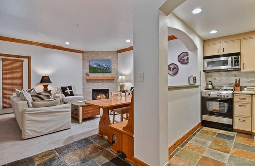 Midway Villa | Family Getaway ,Pool, Tubing, Skiing, & Ice Castles Villa 1002