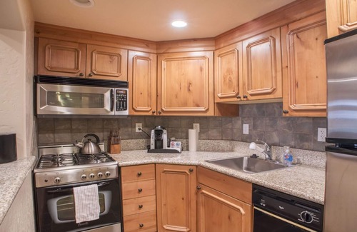 Zermatt Villa | Family Getaway~Pool, Tubing, Skiing, & Ice Castles Villa 1022-2