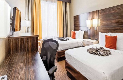 Orlando Hotel | Family Getaway Room with Pool & Easy Theme Park Access