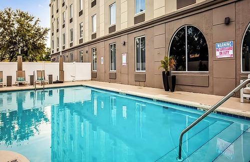 Orlando Hotel | Family Getaway Room with Pool & Easy Theme Park Access