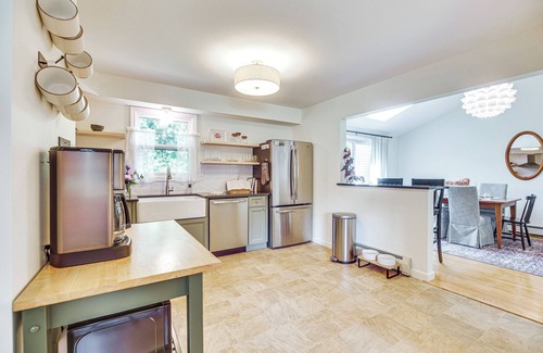Colchester Apartment | Family Getaway w/Deck: 3 Mi to Lake Champlain
