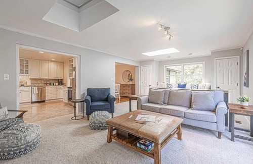 White Stone House | Family Getaway w Dock Kayaks Firepit & More