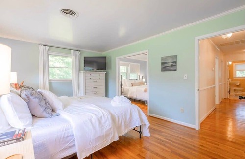 White Stone House | Family Getaway w Dock Kayaks Firepit & More