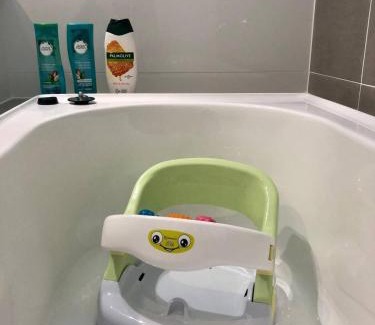 Shellharbour House | Family Getaway With LARGE Parent Retreat!