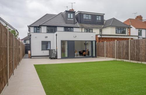 Harrow Apartment | Family & Group-Friendly 7-Bed House near The Great Barn Harrow