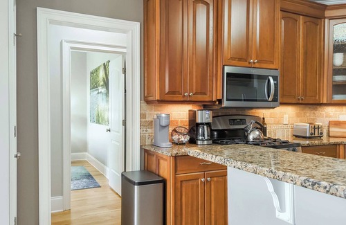 Mount Mourne House | Family & Group Retreat with Hot Tub, Kayaks, Firepit & Game Room