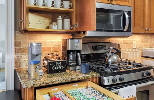 Mount Mourne House | Family & Group Retreat with Hot Tub, Kayaks, Firepit & Game Room